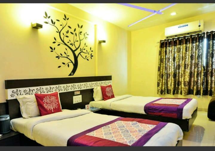 Skylawn Hotel สุรัต ภายนอก รูปภาพ