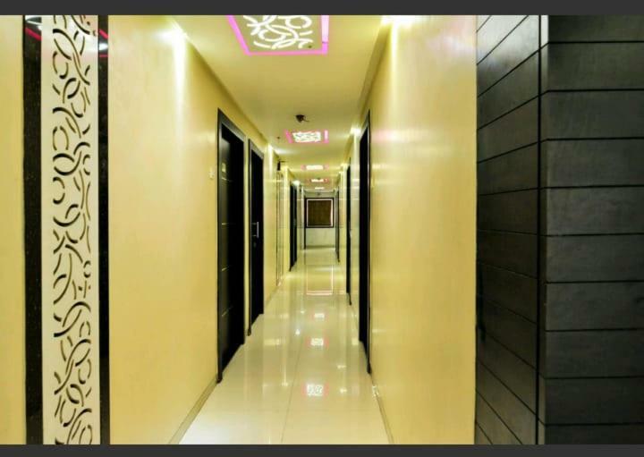 Skylawn Hotel สุรัต ภายนอก รูปภาพ