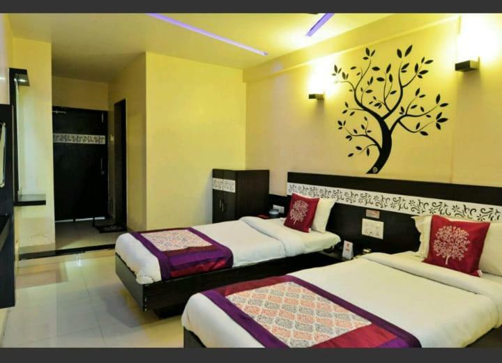 Skylawn Hotel สุรัต ภายนอก รูปภาพ
